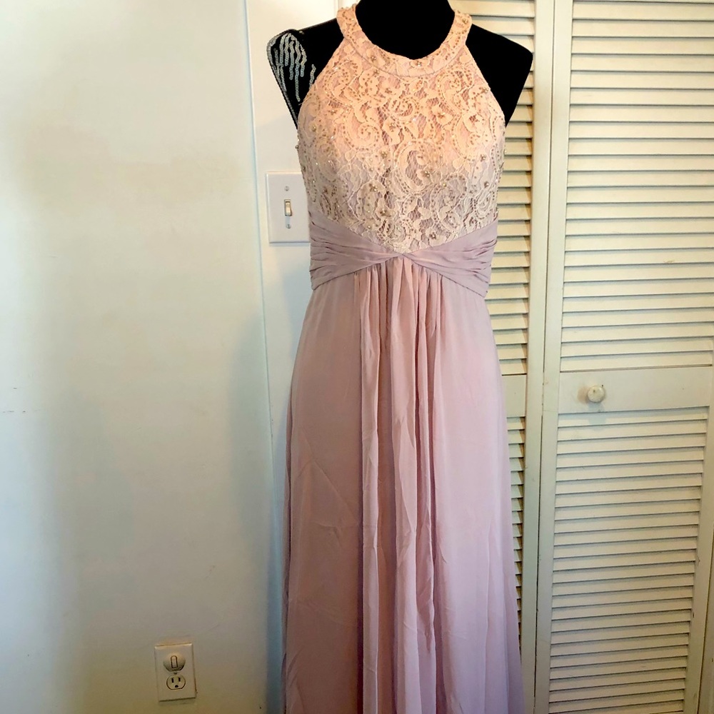 ELIZA J - Stunning Formal Gown w/ Faux Pearl & Bead Detail on Lace Bodice.🌷